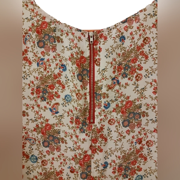 W5 Short Sleeve Blue and Pink Floral Blouse Zipper Back Size Medium Polyester - Picture 3 of 4